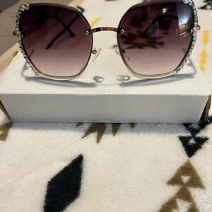 Elegant Sunglasses with Crystal Accents